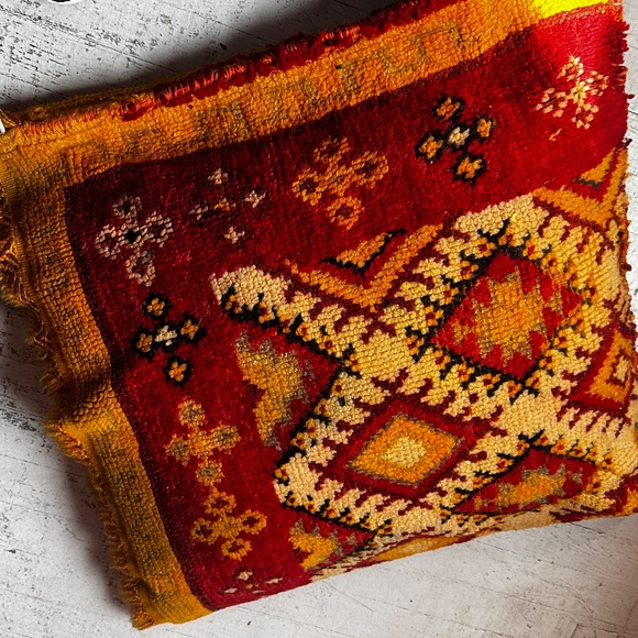 Vintage Moroccan tribal rug made into pillow cover - Picture 5 of 7
